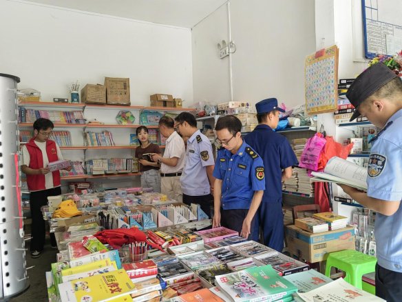 玉水镇开展校园周边文化市场联合检查行动