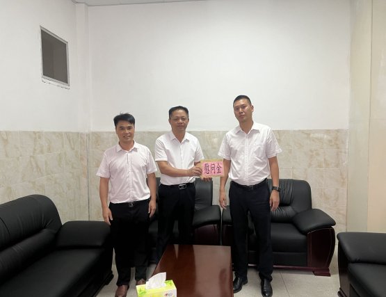 麻万镇：开展第40个教师节慰问活动