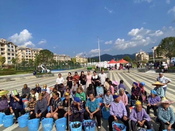 麻万镇鄢家山社区：月满中秋，公益暖阳照鄢家