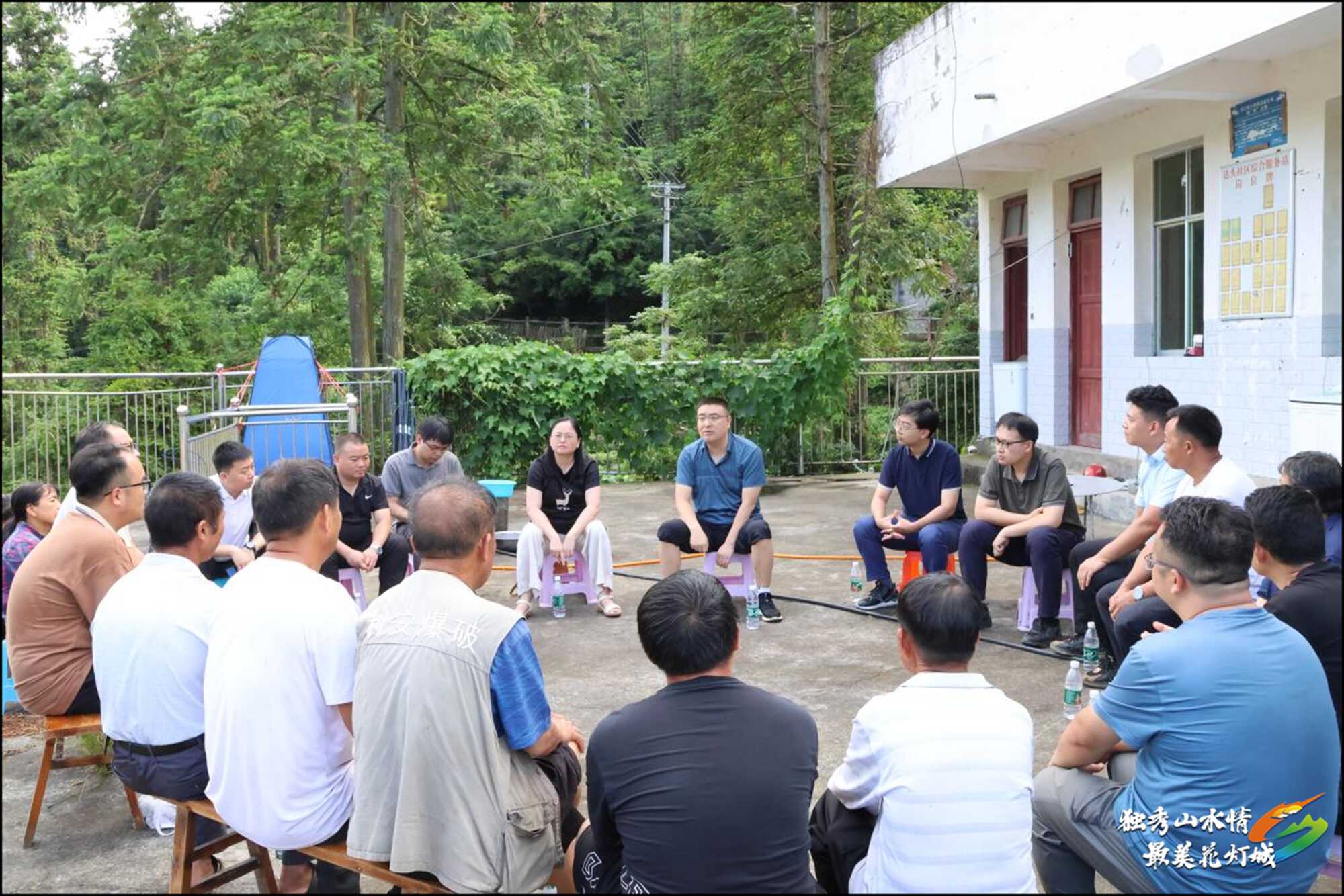龚传书到影山镇查看灾情并指导救灾工作
