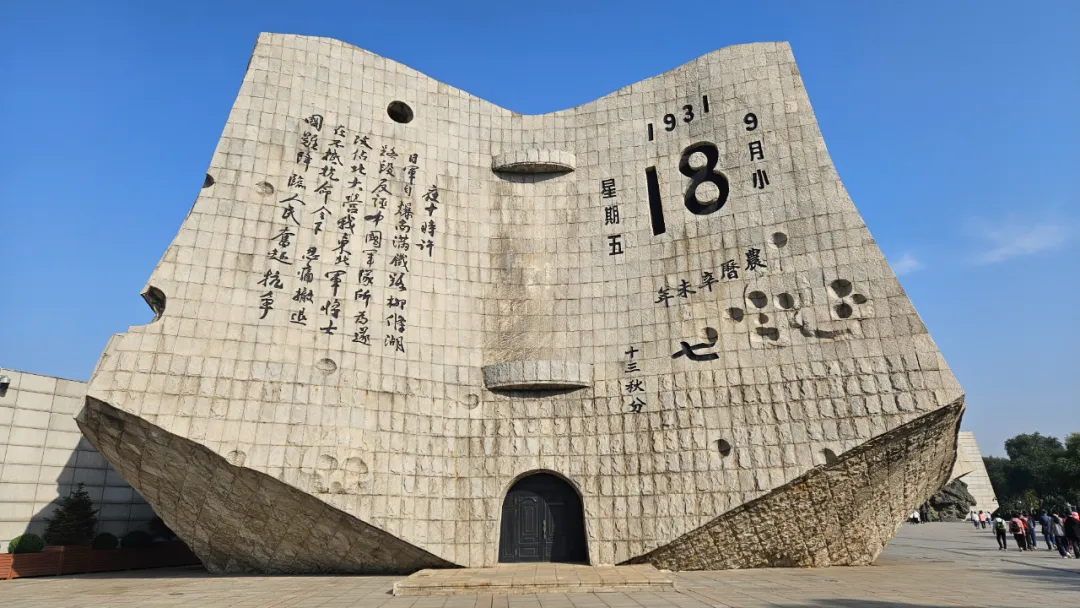 “九一八”事变爆发94周年｜今天，独山拉响防空警报！市民纷纷驻足默哀